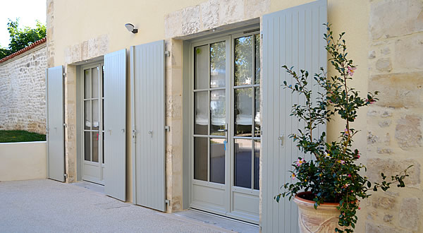 salle de bains extérieur la rousille - gite